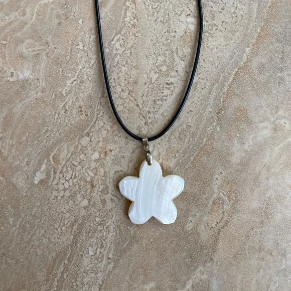 NWOT Seashell White Flower Pendant Necklace (18” Cord) - Picture 5 of 5